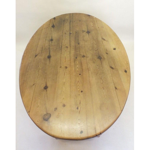 1174 - A long oval pine dropleaf kitchen table on turned supports