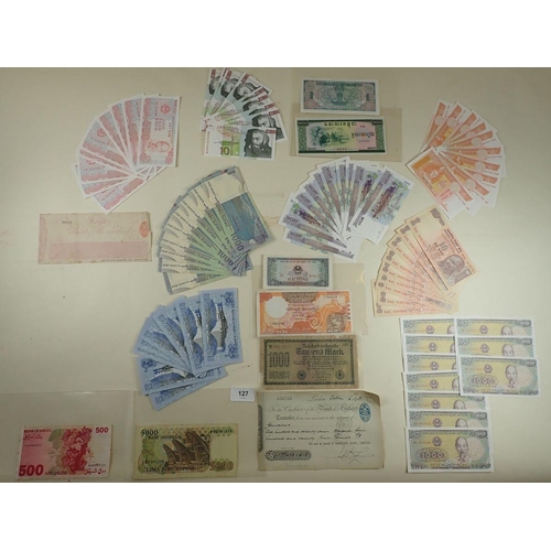 127 - A wad of world banknotes: 200 plus, examples include South America: Argentina, Bolivia, Brazil, Peru... 