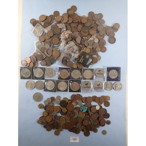 133 - A tub of British pre-decimal and decimal coinage including farthing, halfpennies, pennies, brass thr... 