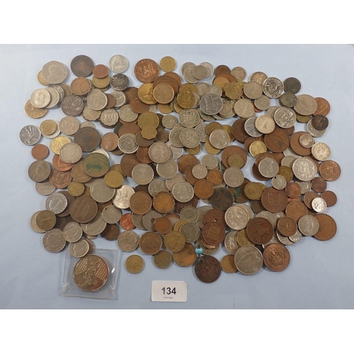 134 - A quantity of world coinage, approx 1.4 kilo's, countries include: Arab Emirates, Australia, Canada,... 