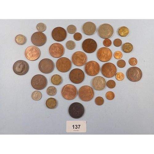 137 - A quantity of British coinage including: decimal  1/2 pence, brass threepences, pennies, sixpences, ... 