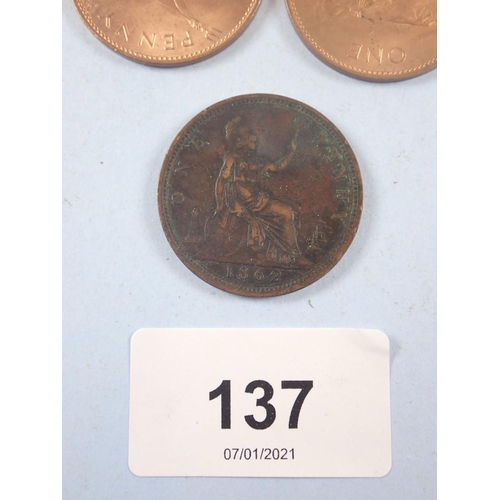 137 - A quantity of British coinage including: decimal  1/2 pence, brass threepences, pennies, sixpences, ... 