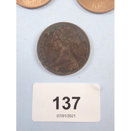 137 - A quantity of British coinage including: decimal  1/2 pence, brass threepences, pennies, sixpences, ... 