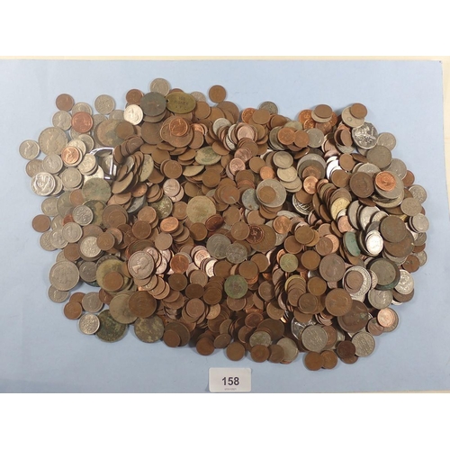 158 - A miscellaneous quantity of coinage including: decimal & pre-decimal British eg 1/2 pences, 5 & 10 p... 