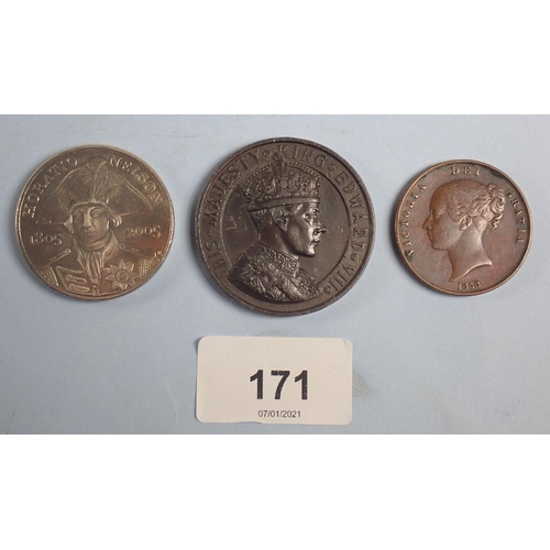 171 - Miscellaneous coinage/medallion lot including: Victoria penny 1858, five pounds 2005  crown size com... 