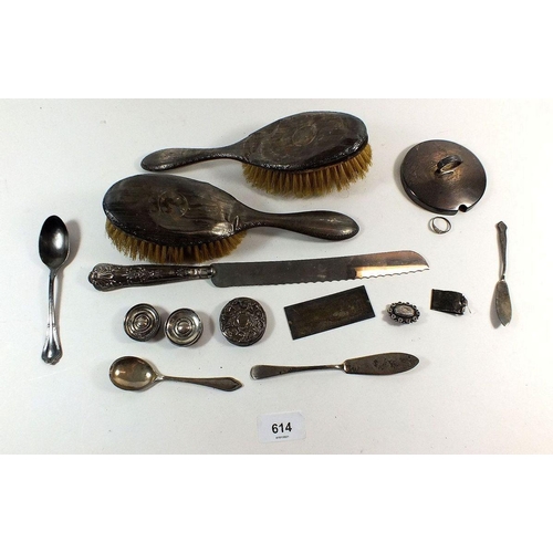 614 - A selection of scrap silver items to include brushes, lids, spoons etc, total weight 390g