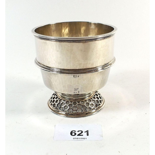 621 - A hand made silver beaker, London 1976 by Oliver Bailey of Banbury, 173gm, 5cm tall