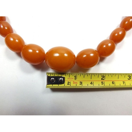 646 - A golden amber bead necklace, 47g