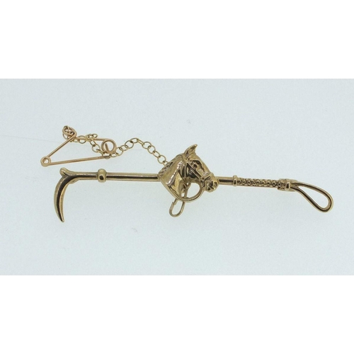 661 - A 9ct gold riding crop and horse head stock pin, 3.1g