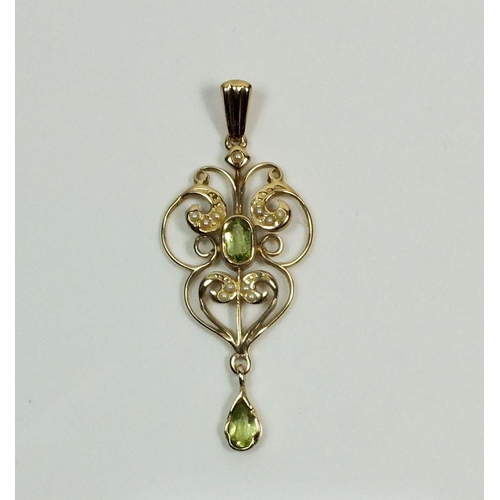 678 - A 9ct gold peridot and seed pearl pendant, 2g