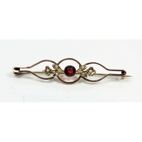 680 - An Edwardian 9ct gold bar brooch set garnets and seed pearls - 2.2g