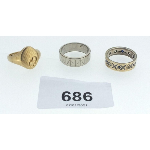 686 - A 9ct gold signet ring 4.8g and an 18ct white gold wedding band with engraving and decoration, 6.2g ... 