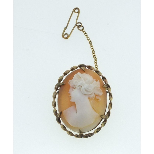 688 - A 9ct gold framed cameo brooch - 3 x 2.5cm