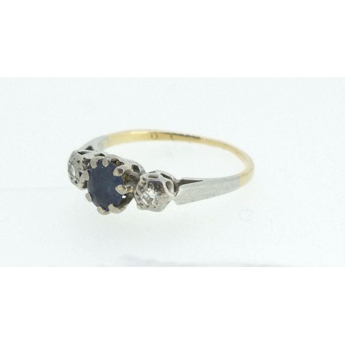 694 - A gold ring set sapphire, flanked by two diamonds - size H