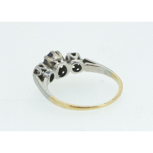 694 - A gold ring set sapphire, flanked by two diamonds - size H