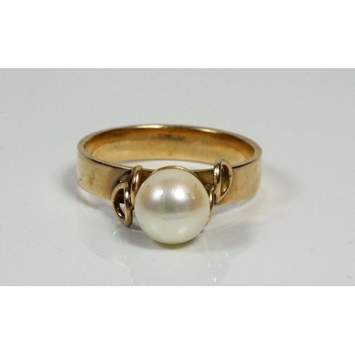 695 - A 14k gold Chinese pearl ring, size Q, 4.5gm