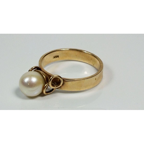 695 - A 14k gold Chinese pearl ring, size Q, 4.5gm