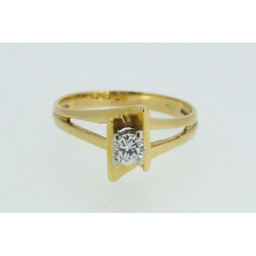 697 - An 18ct gold solitaire diamond ring, .25cts - size M