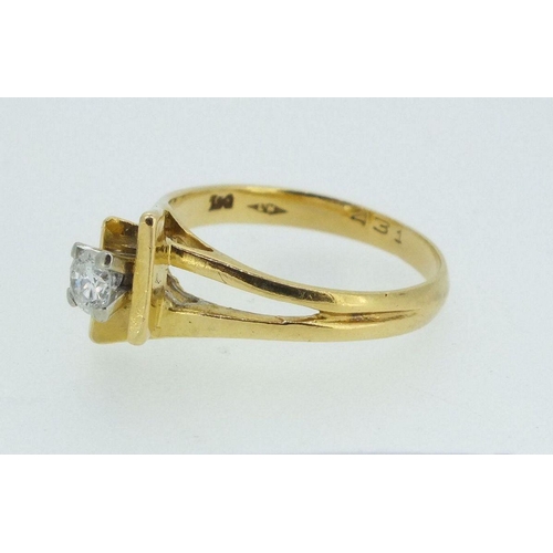 697 - An 18ct gold solitaire diamond ring, .25cts - size M