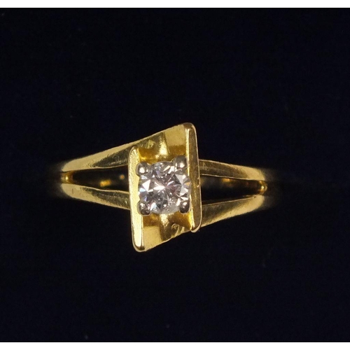 697 - An 18ct gold solitaire diamond ring, .25cts - size M