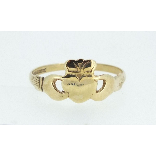 705 - A 9ct gold ladies claddagh ring - size L-M