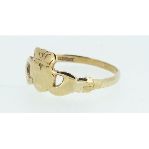 705 - A 9ct gold ladies claddagh ring - size L-M