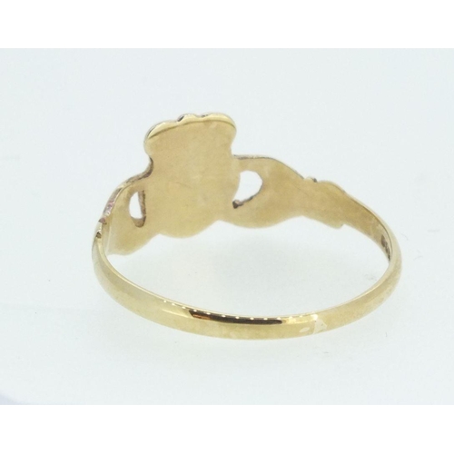 705 - A 9ct gold ladies claddagh ring - size L-M