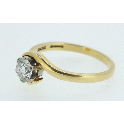 725 - An 18 carat gold crossover set solitaire diamond ring, (approx 60/70 pts), size O to P