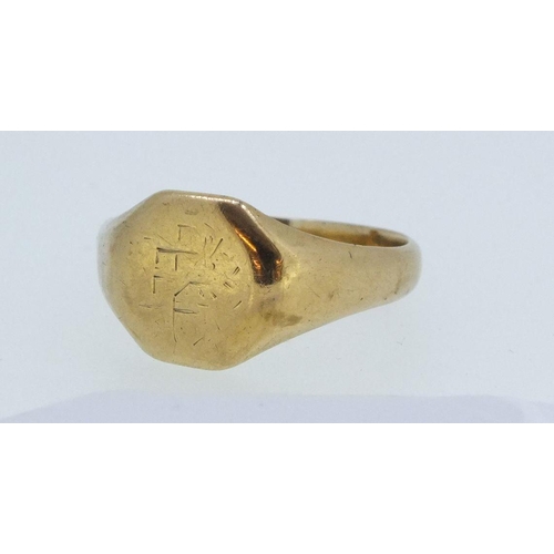 223 - A 9ct gold gentleman's signet ring, 4.5g, size W to X