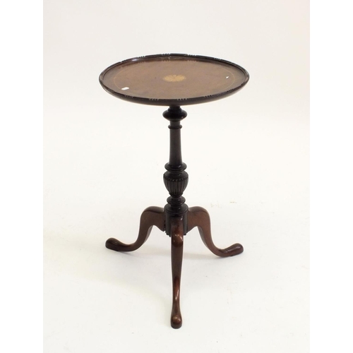 1225 - A mahogany circular wine table inlaid paterae, top a/f