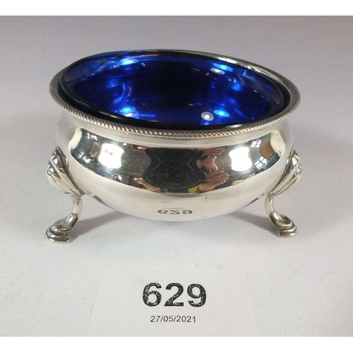 629 - A silver salt with blue glass liner, London 1929, Goldsmiths and Silversmiths Co.