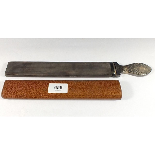 656 - A silver handled butter knife in case, London 1907 by Drew & Sons