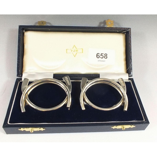 658 - A cased pair  of modern silver napkin rings, Sheffield 1992 by PJM, 80g