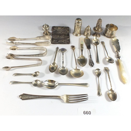 660 - A selection of loose silver small items to include spoons, pepper pots, sugar tongs etc.  Gross weig... 