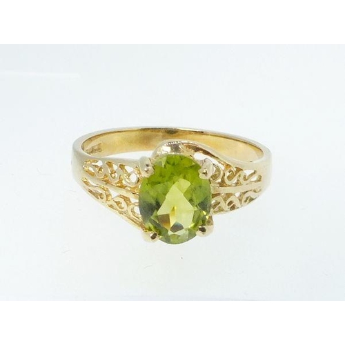 769 - A 9ct gold and peridot ring, 2.1g, size M