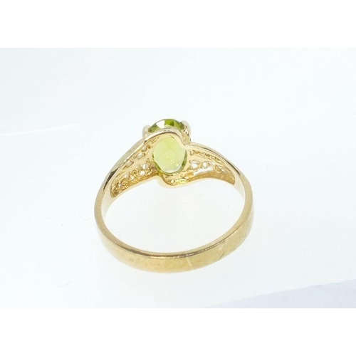 769 - A 9ct gold and peridot ring, 2.1g, size M