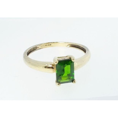 770 - A 9 carat gold ring set rectangular cut green stone, size O, 1.8g