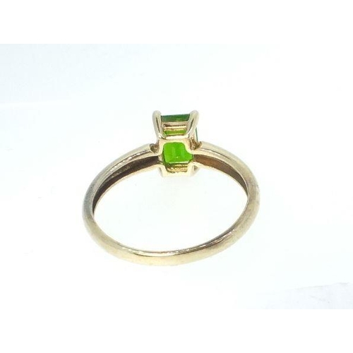 770 - A 9 carat gold ring set rectangular cut green stone, size O, 1.8g