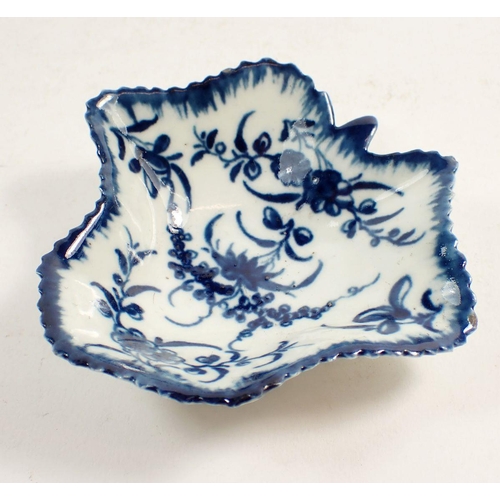 132 - An 18th century Worcester vine pattern blue and white pickle dish, with crescent mark, 8.5cm