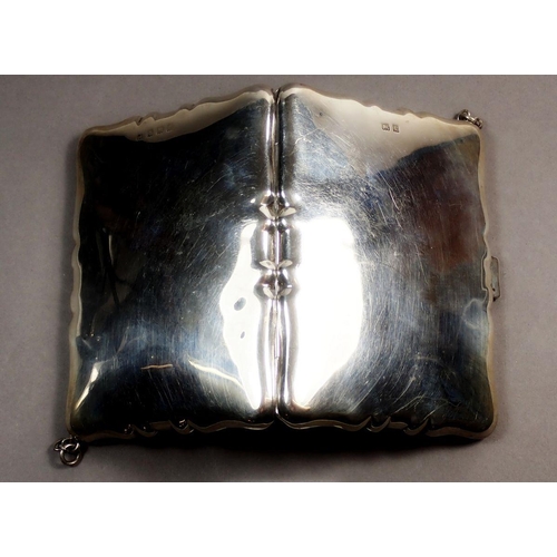 227 - A George V silver purse with wrist chain and finger ring, fitted leather interior, 10.5cm wide, make... 