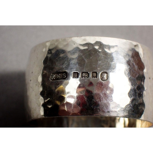 236 - An Arts & Crafts silver napkin ring, London 1935 by RE Stone