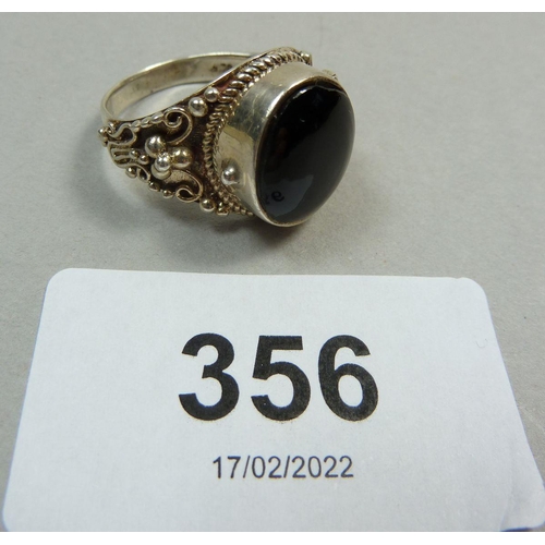 356 - A vintage silver poison ring set onyx stone, size O-P