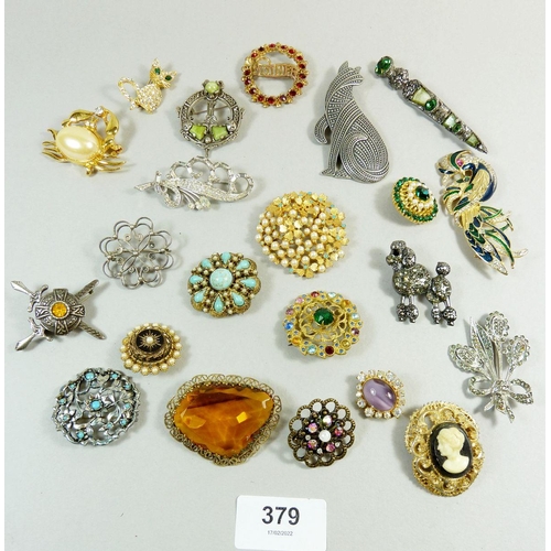 379 - A quantity of vintage costume brooches to include a cat brooch signed JJ 1988