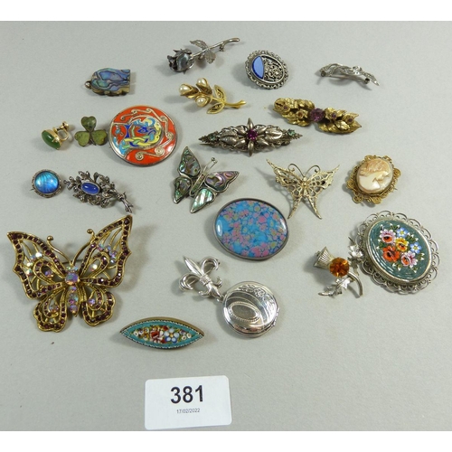 381 - A good selection of silver and costume jewellery