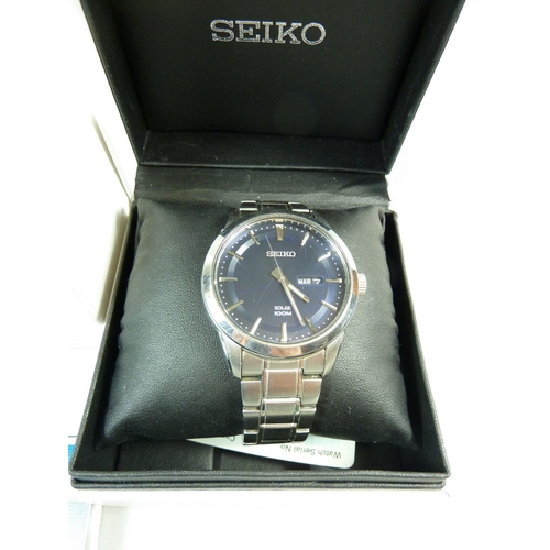 401 - A Seiko Solar 100m gentleman's stainless steel wrist watch, boxed with instructions