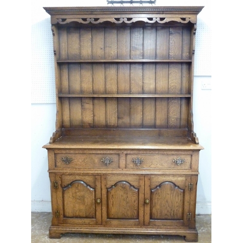 924 - A fine quality oak 'Bryn Hall Country Furniture' Georgian style dresser with two drawers over three ... 