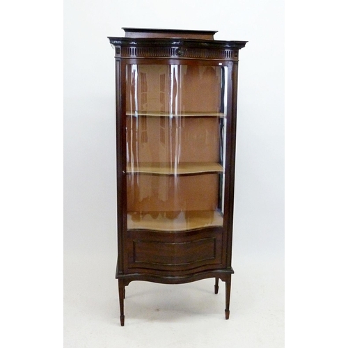 939 - An Edwardian mahogany serpentine fronted display cabinet, 73cm wide