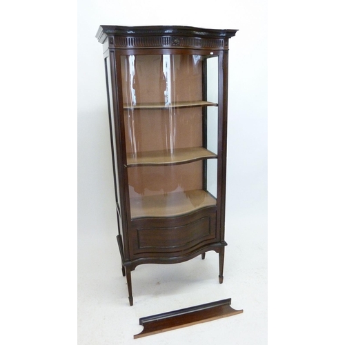 939 - An Edwardian mahogany serpentine fronted display cabinet, 73cm wide