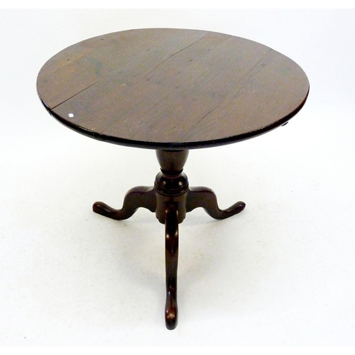 1300 - A Georgian elm circular occasional table on turned column and triple cabriole supports