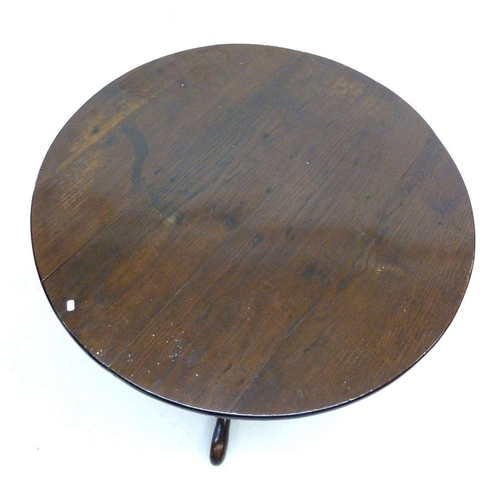 1300 - A Georgian elm circular occasional table on turned column and triple cabriole supports